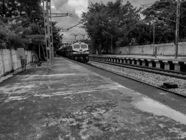 班加罗尔 卡纳塔克邦 2020年9月13日 关闭带有黄色和黑色标牌的Lottegollahalli火车站 — 图库照片