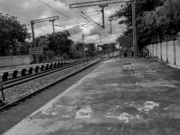 Bangalore, Karnataka / Hindistan-Sep 13-2020: Lottegollahalli Demiryolu İstasyonu Sarı ve Siyah Renkli İsim Tahtası