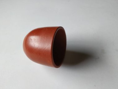 Kırmızı Renkli Kum Kahve Fincanı 'nın yakın plan resmi, beyaz arka planda izole edilmiş.