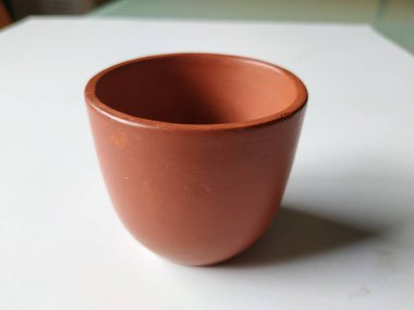 Kırmızı Renkli Kum Kahve Fincanı 'nın yakın plan resmi, beyaz arka planda izole edilmiş.