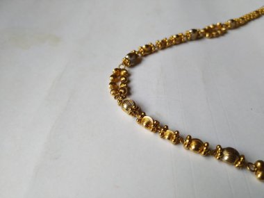 Antik Geleneksel Altın Zincirin Kapanışı beyaz arka planda izole edildi