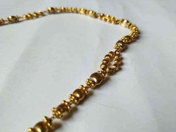 Close Van Antieke Traditionele Vrouwen Gouden Ketting Geïsoleerd Witte Achtergrond — Stockfoto