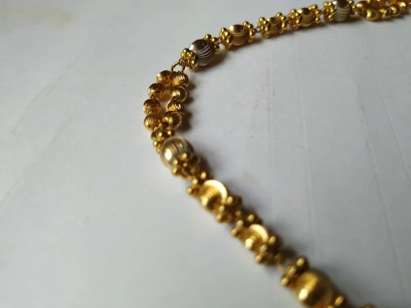 Närbild Antika Traditionella Kvinnor Gold Chain Isolerad Vit Bakgrund — Stockfoto