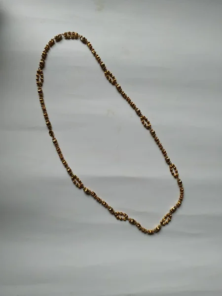 Nahaufnahme Von Antike Traditionelle Frauen Goldkette Isoliert Auf Weißem Hintergrund — Stockfoto
