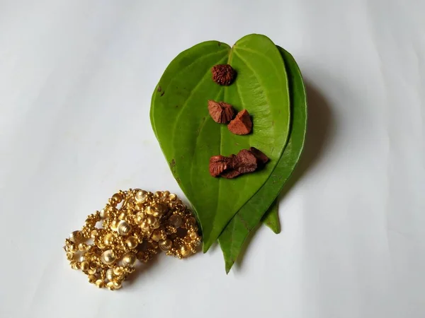 Primer Plano Antigua Cadena Oro Tradicional Las Mujeres Aislada Sobre — Foto de Stock