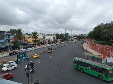 Bangalore, Karnataka / India-Sep 15 2020: Sumanahalli Köprüsü 'nden Sumanahalli Köprüsü ve BMTC Otobüs Durağı' na Sumanahalli 'den Sunkadakatte Yolu' na Ağır Trafik