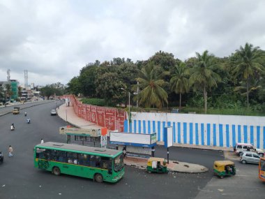 Bangalore, Karnataka / India-Sep 15 2020: Sumanahalli Köprüsü 'nden Sumanahalli Köprüsü ve BMTC Otobüs Durağı' na Sumanahalli 'den Sunkadakatte Yolu' na Ağır Trafik