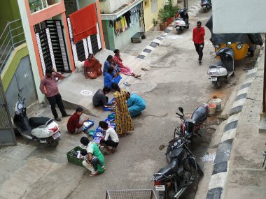 Bangalore, Karnataka / Hindistan-Sep 15 2020: Yol kenarındaki konut alanlarında saç tokası, tırnak cilası ve diğer bayan güzellik aksesuarları satın alan Hintli kadınların yakın çekimi
