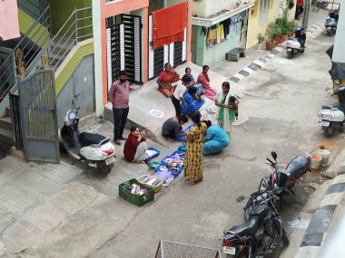 Bangalore, Karnataka / Hindistan-Sep 15 2020: Yol kenarındaki konut alanlarında saç tokası, tırnak cilası ve diğer bayan güzellik aksesuarları satın alan Hintli kadınların yakın çekimi