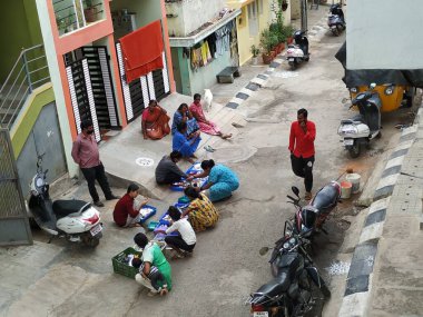 Bangalore, Karnataka / Hindistan-Sep 15 2020: Yol kenarındaki konut alanlarında saç tokası, tırnak cilası ve diğer bayan güzellik aksesuarları satın alan Hintli kadınların yakın çekimi