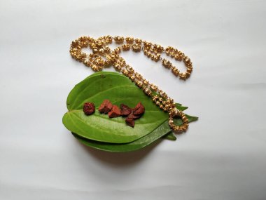 Betel Yapraklı Antik Geleneksel Kadın Altın Zinciri ve beyaz arka planda izole edilmiş Areca Nut