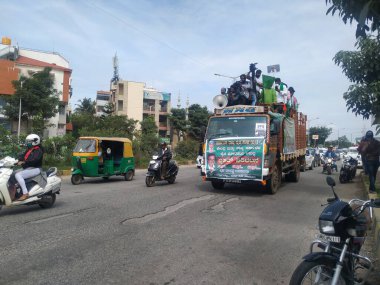 Bangalore, Karnataka / Hindistan-Sep 28-2020: Bangalore Yollarında Bisiklet ve Tempo ile Karnataka Bandh Halkının Kapanışı.