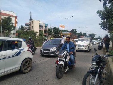 Bangalore, Karnataka / Hindistan-Sep 28-2020: Bangalore Yollarında Bisiklet ve Tempo ile Karnataka Bandh Halkının Kapanışı.