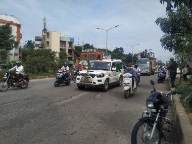 Bangalore, Karnataka / Hindistan-Sep 28-2020: Bangalore Yollarında Bisiklet ve Tempo ile Karnataka Bandh Halkının Kapanışı.