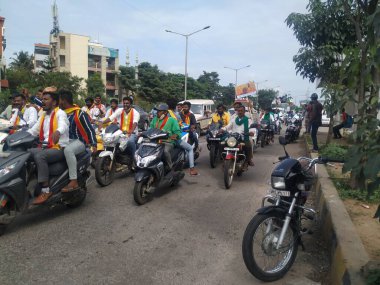 Bangalore, Karnataka / Hindistan-Sep 28-2020: Bangalore Yollarında Bisiklet ve Tempo ile Karnataka Bandh Halkının Kapanışı.