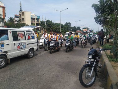 Bangalore, Karnataka / Hindistan-Sep 28-2020: Bangalore Yollarında Bisiklet ve Tempo ile Karnataka Bandh Halkının Kapanışı.