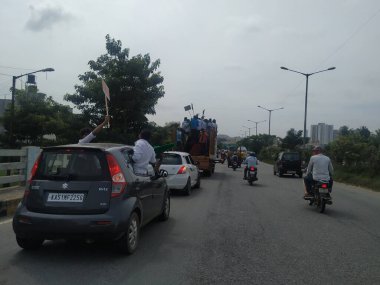 Bangalore, Karnataka / Hindistan-Sep 28-2020: Bangalore Yollarında Bisiklet ve Tempo ile Karnataka Bandh Halkının Kapanışı.