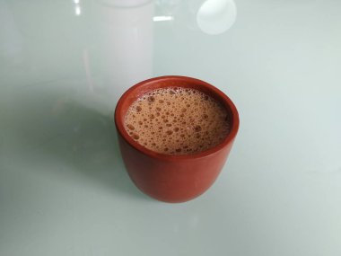 El Yapımı Kil ya da Kum Kahve Kupasının yakın plan görüntüsü beyaz arka planda izole