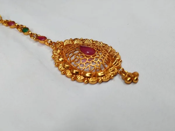 Zbliżenie Tradycyjnej Biżuterii Złoto Pereł Koralików Maang Tika Lub Baitale — Zdjęcie stockowe