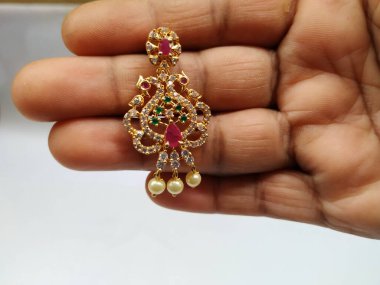 Hindistan düğün polki gerdanlığı, küpe, tikka ve beyaz arka planda izole edilmiş gelin için diğer mücevher aksesuarları.