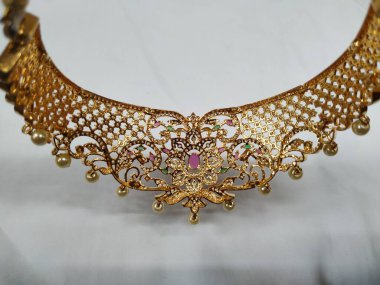 Hindistan düğün polki gerdanlığı, küpe, tikka ve beyaz arka planda izole edilmiş gelin için diğer mücevher aksesuarları.