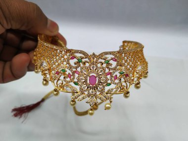 Hindistan düğün polki gerdanlığı, küpe, tikka ve beyaz arka planda izole edilmiş gelin için diğer mücevher aksesuarları.