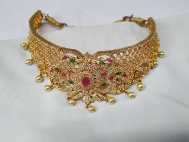 Hindistan düğün polki gerdanlığı, küpe, tikka ve beyaz arka planda izole edilmiş gelin için diğer mücevher aksesuarları.