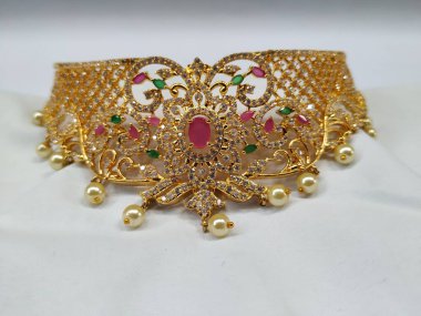 Hindistan düğün polki gerdanlığı, küpe, tikka ve beyaz arka planda izole edilmiş gelin için diğer mücevher aksesuarları.