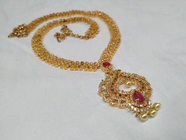 Hindistan düğün polki gerdanlığı, küpe, tikka ve beyaz arka planda izole edilmiş gelin için diğer mücevher aksesuarları.