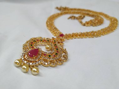 Hindistan düğün polki gerdanlığı, küpe, tikka ve beyaz arka planda izole edilmiş gelin için diğer mücevher aksesuarları.