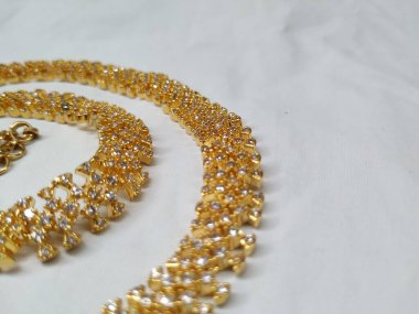 Hindistan düğün polki gerdanlığı, küpe, tikka ve beyaz arka planda izole edilmiş gelin için diğer mücevher aksesuarları.