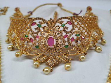 Hindistan düğün polki gerdanlığı, küpe, tikka ve beyaz arka planda izole edilmiş gelin için diğer mücevher aksesuarları.