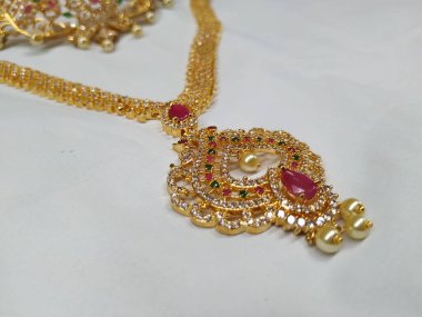 Hindistan düğün polki gerdanlığı, küpe, tikka ve beyaz arka planda izole edilmiş gelin için diğer mücevher aksesuarları.