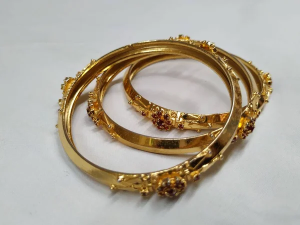 Närbild Indiska Traditionella Kvinnor Bär Guld Bangles Eller Armband Isolerad — Stockfoto