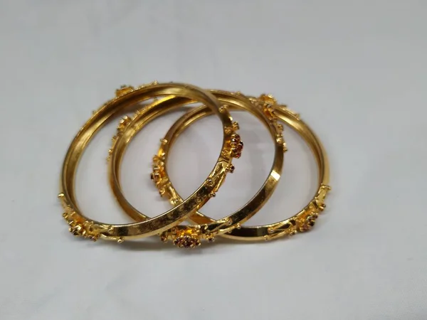 Närbild Indiska Traditionella Kvinnor Bär Guld Bangles Eller Armband Isolerad — Stockfoto