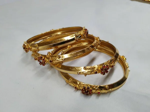 Närbild Indiska Traditionella Kvinnor Bär Guld Bangles Eller Armband Isolerad — Stockfoto