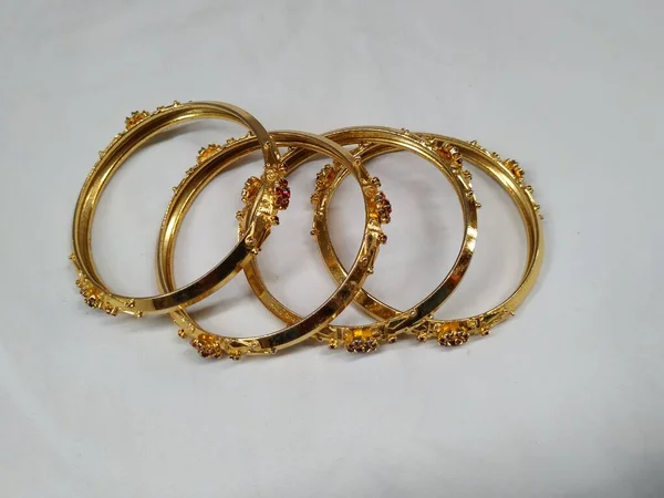 Närbild Indiska Traditionella Kvinnor Bär Guld Bangles Eller Armband Isolerad — Stockfoto