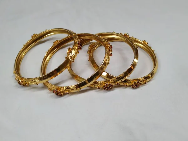 Närbild Indiska Traditionella Kvinnor Bär Guld Bangles Eller Armband Isolerad — Stockfoto