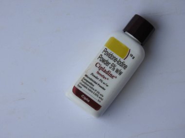 Bangalore, Karnataka / Hindistan-Aug 03-2020: Povidone iyot tozunun yakın çekimi beyaz arkaplanda izole edildi.