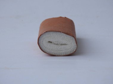 Beyaz Tıbbi Pamuk Sargısının Kapanışı Kahverengi Kağıt Sarılı