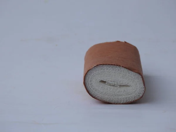 Gros Plan Rouleau Bandage Coton Médical Blanc Avec Papier Brun — Photo