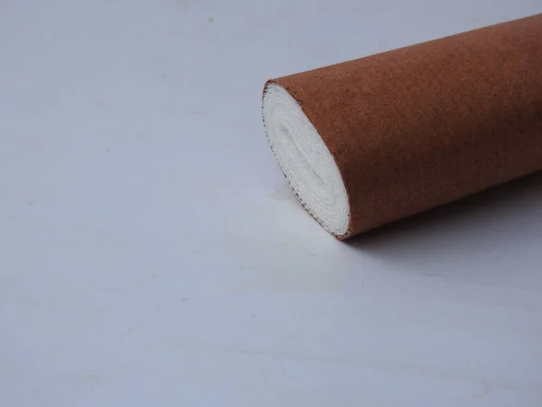 Closeup White Medical Cotton Bandage Roll Com Papel Marrom Envolvendo — Fotografia de Stock