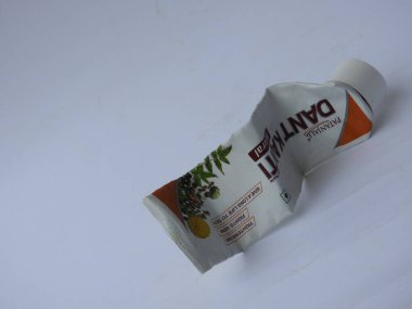 Bangalore, Karnataka / India-Aug 03 2020: Ezilmiş Boş Patanjali Dant Kanti Bitkisel Diş macunu Tüneli 'nin yakın çekimi beyaz arkaplanda izole edildi