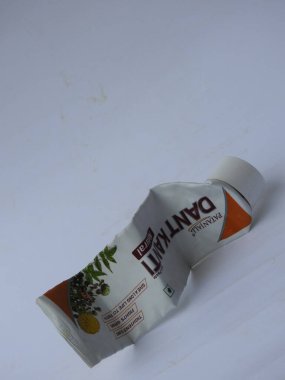 Bangalore, Karnataka / India-Aug 03 2020: Ezilmiş Boş Patanjali Dant Kanti Bitkisel Diş macunu Tüneli 'nin yakın çekimi beyaz arkaplanda izole edildi