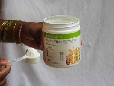 Bangalore, Karnataka / India-Aug 02-2020: Kapanış ve Herbalife Beslenme Ürünleri Grubu beyaz arka planda izole edildi