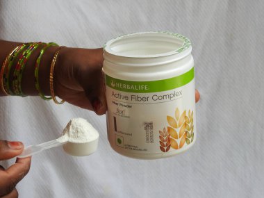 Bangalore, Karnataka / India-Aug 02-2020: Kapanış ve Herbalife Beslenme Ürünleri Grubu beyaz arka planda izole edildi