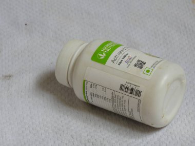 Bangalore, Karnataka / India-Aug 02-2020: Kapanış ve Herbalife Beslenme Ürünleri Grubu beyaz arka planda izole edildi