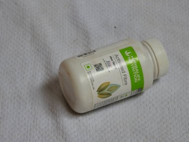 Bangalore, Karnataka / India-Aug 02-2020: Kapanış ve Herbalife Beslenme Ürünleri Grubu beyaz arka planda izole edildi