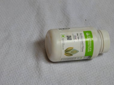 Bangalore, Karnataka / India-Aug 02-2020: Kapanış ve Herbalife Beslenme Ürünleri Grubu beyaz arka planda izole edildi