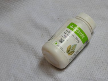Bangalore, Karnataka / India-Aug 02-2020: Kapanış ve Herbalife Beslenme Ürünleri Grubu beyaz arka planda izole edildi